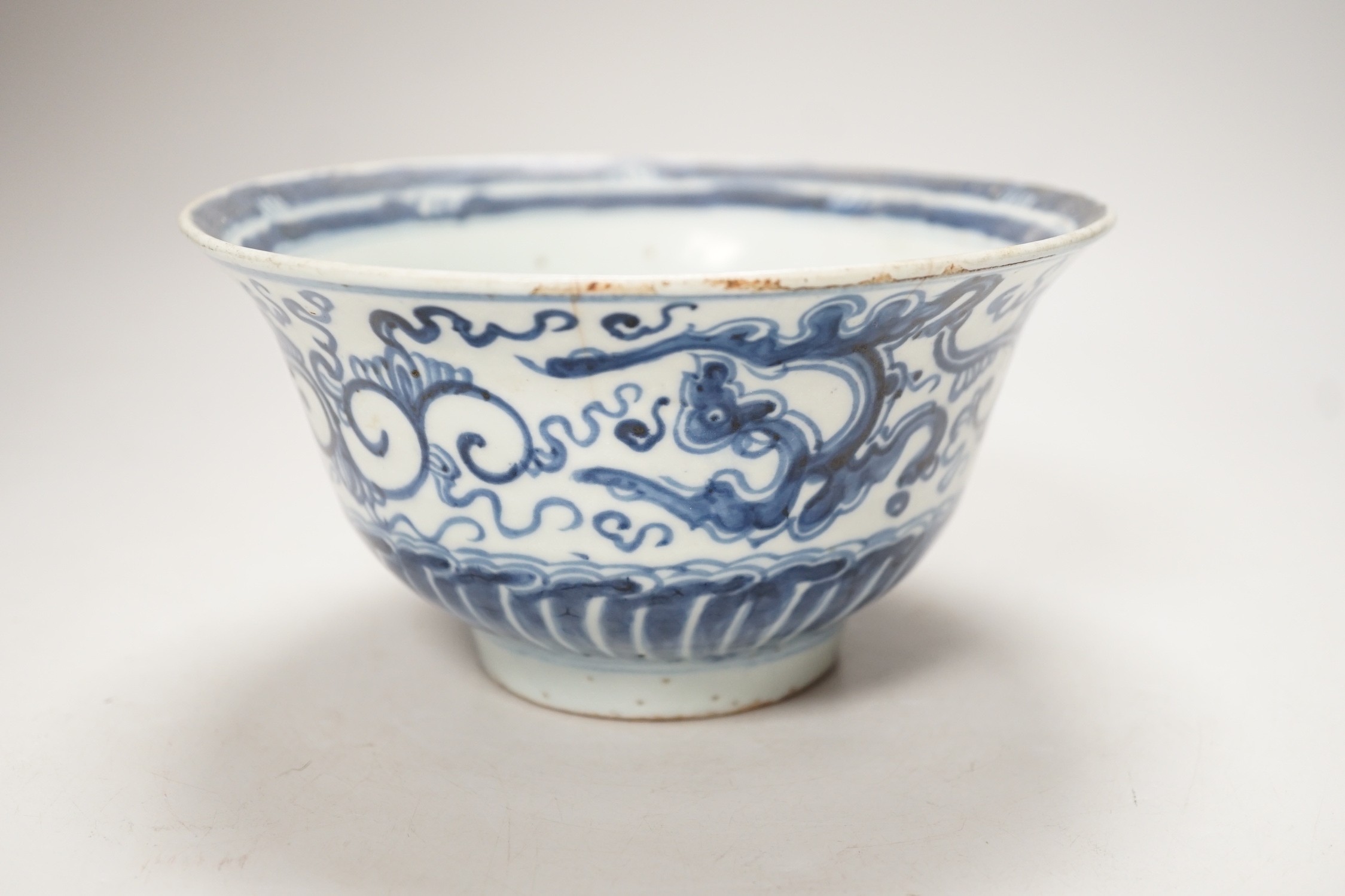 A Chinese Ming dynasty blue and white bowl, 17cm